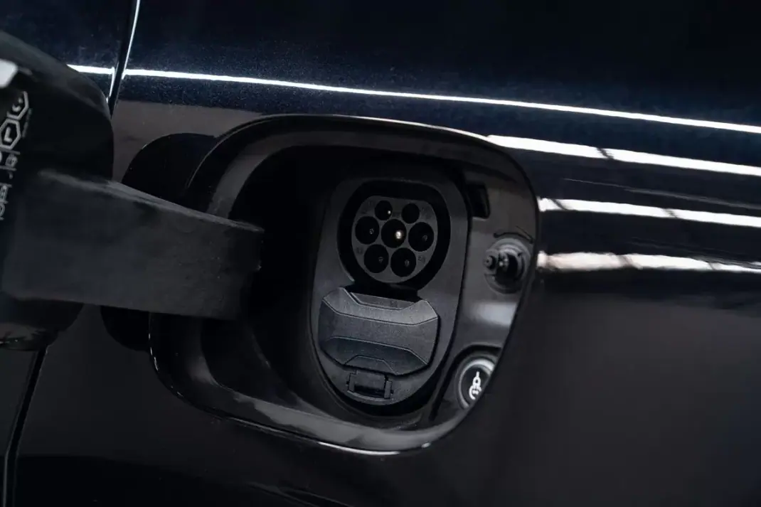 Porsche Macan 2025 - 89950 EUR, 8000 km - AUTO.MOTO.pt - 8000km - foto 15 de 57