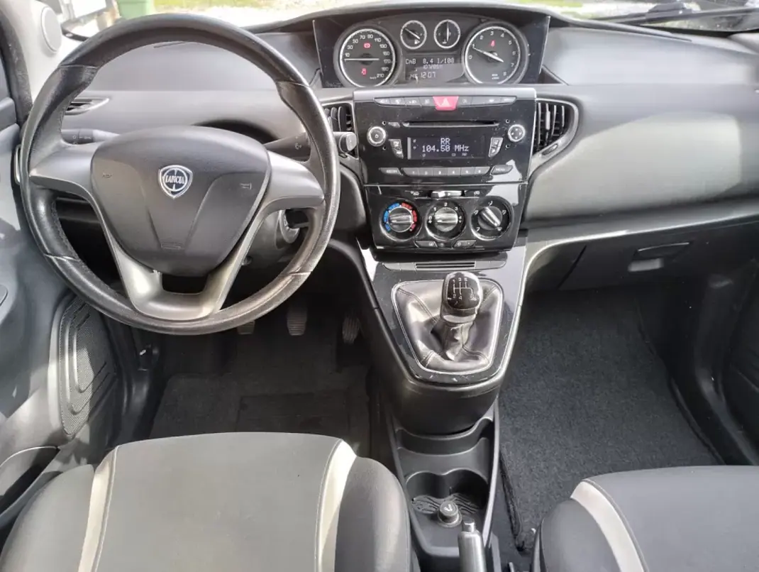 Lancia Ypsilon 2014 - 7500 EUR, 100000 km - AUTO.MOTO.pt - 100000km - foto 13 de 36