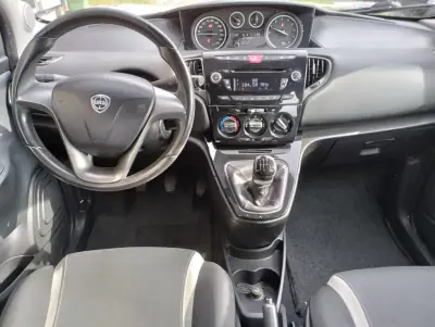 Lancia Ypsilon 2014 - 7500 EUR, 100000 km - AUTO.MOTO.pt - 100000km - foto 13 de 36