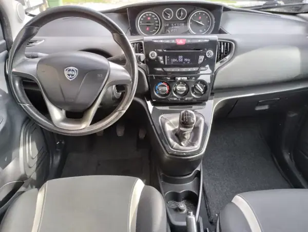 Lancia Ypsilon 2014 - 7500 EUR, 100000 km - AUTO.MOTO.pt - 100000km - foto 13 de 36