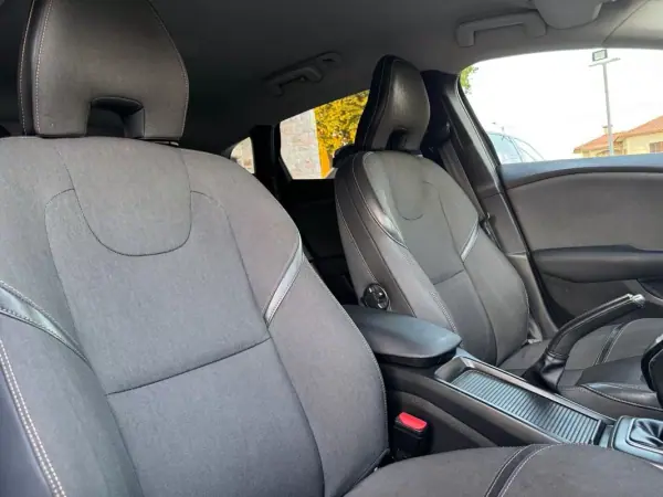 Volvo V40 Cross Country 2013 - 13500 EUR, 164000 km - AUTO.MOTO.pt - 164000km - foto 18 de 38