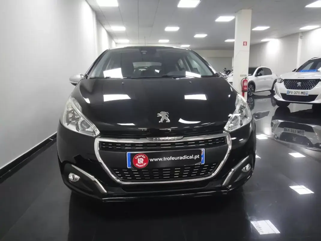 Peugeot 208 2018 - 8900 EUR, 82000 km - AUTO.MOTO.pt - 82000km - foto 2 de 23