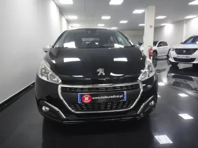 Peugeot 208 2018 - 8900 EUR, 82000 km - AUTO.MOTO.pt - 82000km - foto 2 de 23