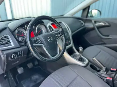 Opel Astra Sports Tourer 2013 — photo 4 of 11