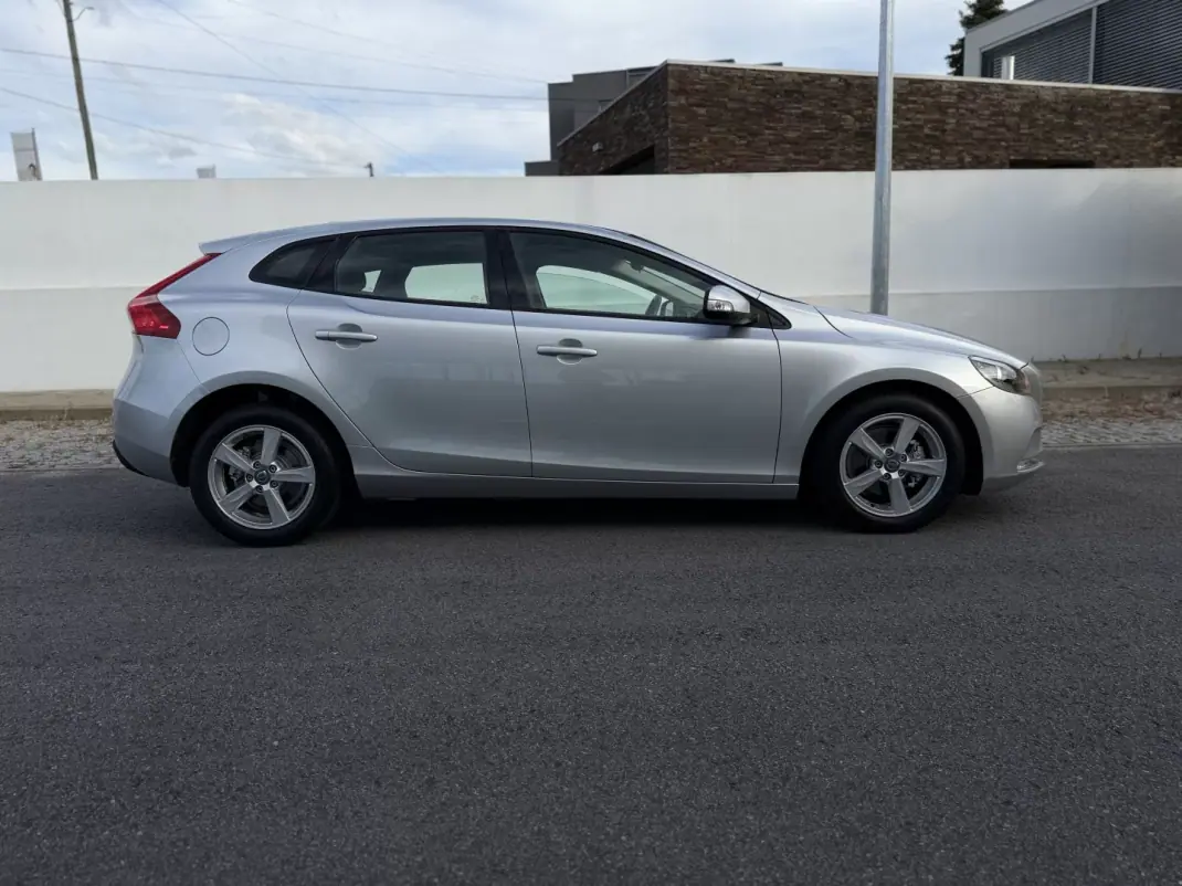 Volvo V40 2015 - 12450 EUR, 143090 km - AUTO.MOTO.pt - 143090km - foto 5 de 20