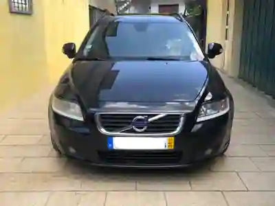 Volvo V50 2011 - 4750 EUR, 311000 km - AUTO.MOTO.pt - 311000km - foto 3 de 10