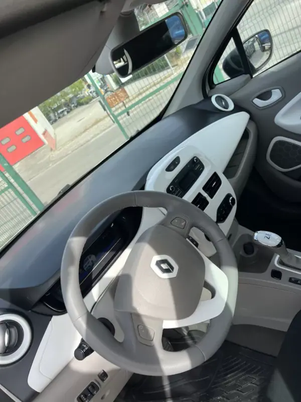 Renault Zoe 2019 - 10900 EUR, 17500 km - AUTO.MOTO.pt - 17500km - foto 4 de 5