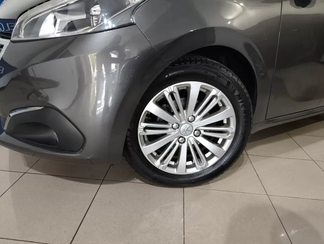 Peugeot 208 2019 - 10300 EUR, 58000 km - AUTO.MOTO.pt - 58000km - foto 4 de 25