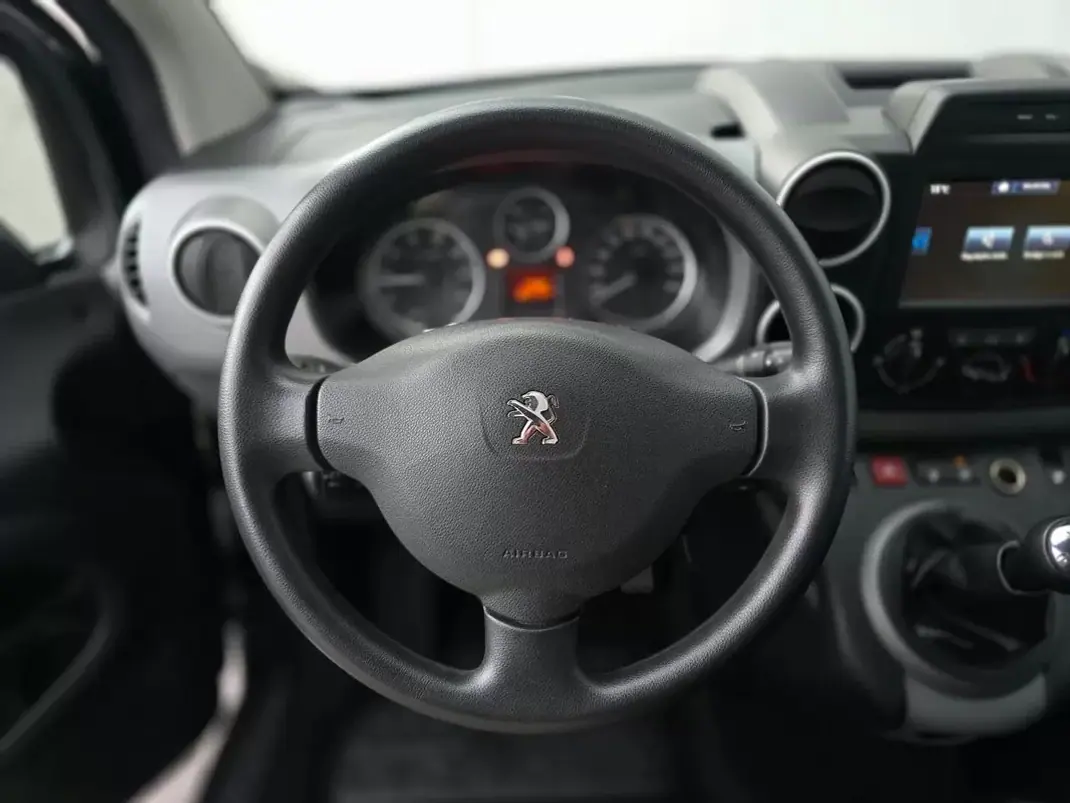 Peugeot Partner 2017 - 12490 EUR, 129000 km - AUTO.MOTO.pt - 129000km - foto 12 de 27