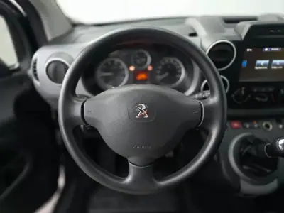 Peugeot Partner 2017 - 12490 EUR, 129000 km - AUTO.MOTO.pt - 129000km - foto 12 de 27