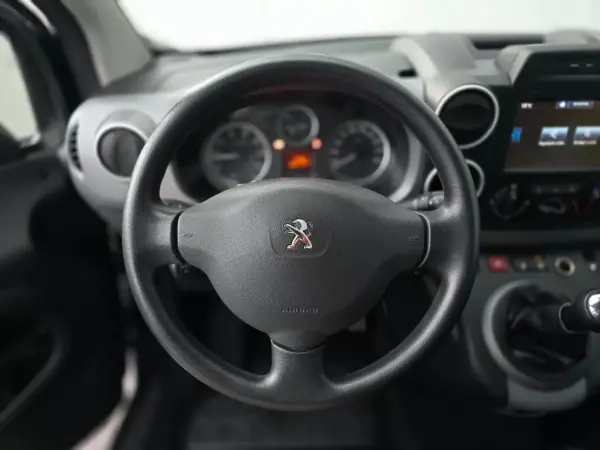 Peugeot Partner 2017 - 12490 EUR, 129000 km - AUTO.MOTO.pt - 129000km - foto 12 de 27