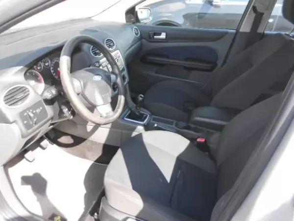 Ford Focus 2006 - 4900 EUR, 212608 km - AUTO.MOTO.pt - 212608km - foto 9 de 12