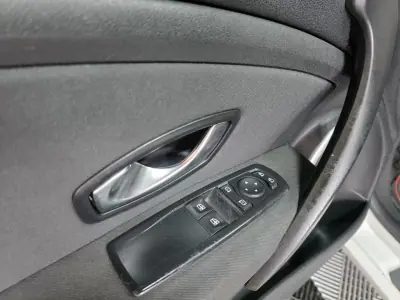 Renault Mégane Coupe 2011 - 7490 EUR, 258000 km - AUTO.MOTO.pt - 258000km - foto 5 de 20