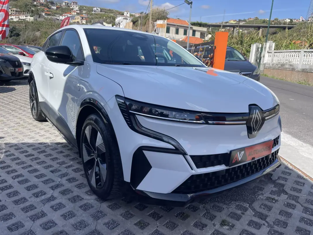 Renault Mégane E-Tech 2023 - 27950 EUR, 57803 km - AUTO.MOTO.pt - 57803km - foto 1 de 11