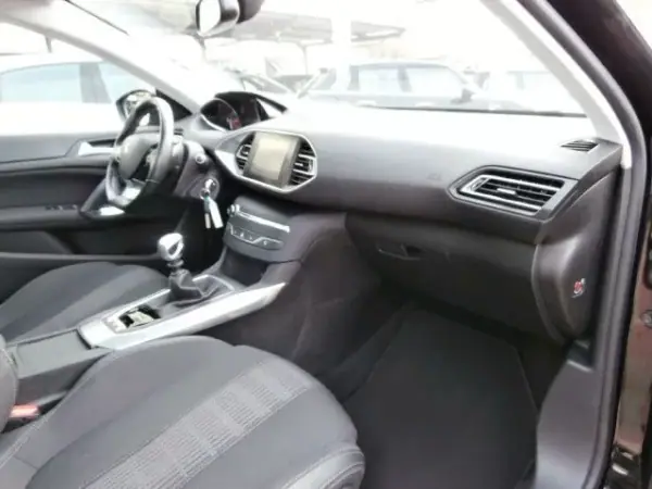 Peugeot 308 2019 - 15250 EUR, 160913 km - AUTO.MOTO.pt - 160913km - foto 33 de 37