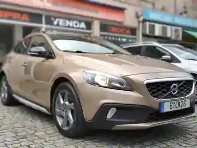 Volvo V40 Cross Country 2014 - 9900 EUR, 235000 km - AUTO.MOTO.pt - 235000km - foto 2 de 15
