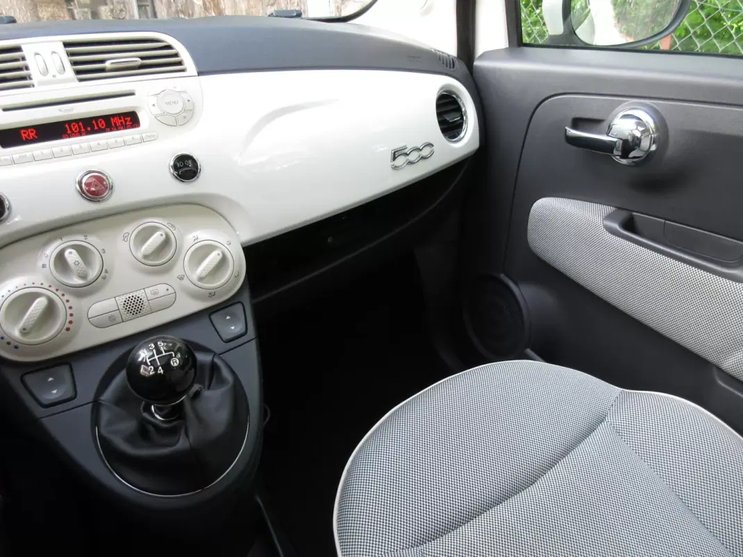 Fiat 500 2010 - 6990 EUR, 185000 km - AUTO.MOTO.pt - 185000km - foto 34 de 37