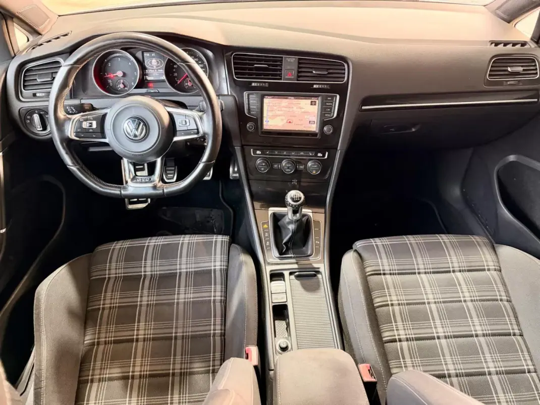 Volkswagen Golf 2016 - 21990 EUR, 142928 km - AUTO.MOTO.pt - 142928km - foto 11 de 23