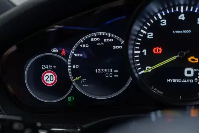 Porsche Panamera Sport Turismo 2018 - 69950 EUR, 133000 km - AUTO.MOTO.pt - 133000km - foto 31 de 60