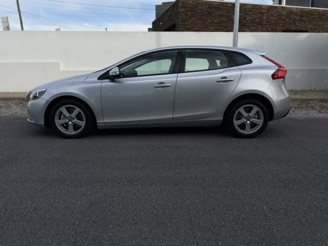 Volvo V40 2015 - 12450 EUR, 143090 km - AUTO.MOTO.pt - 143090km - foto 6 de 20