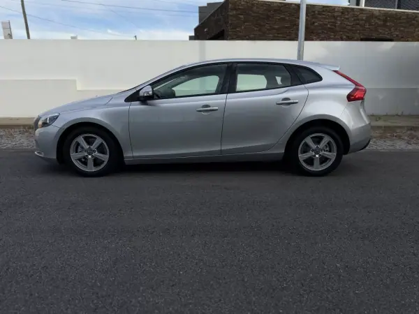 Volvo V40 2015 - 12450 EUR, 143090 km - AUTO.MOTO.pt - 143090km - foto 6 de 20
