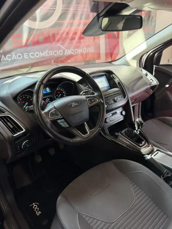 Ford Focus 2018 - 10900 EUR, 145000 km - AUTO.MOTO.pt - 145000km - foto 7 de 9