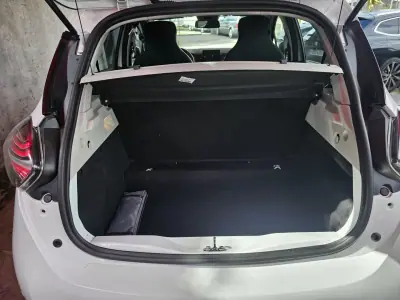 Renault Zoe 2021 - 13750 EUR, 97000 km - AUTO.MOTO.pt - 97000km - foto 19 de 20