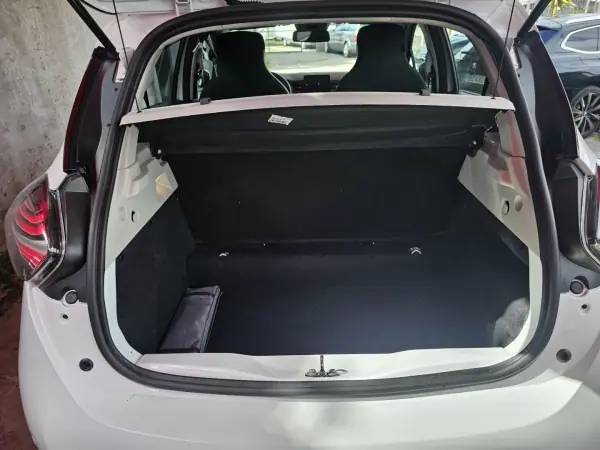 Renault Zoe 2021 - 13750 EUR, 97000 km - AUTO.MOTO.pt - 97000km - foto 19 de 20