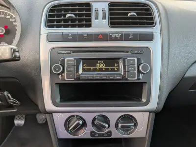 Volkswagen Polo 2012 - 5500 EUR, 303657 km - AUTO.MOTO.pt - 303657km - foto 17 de 19