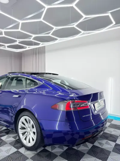 Tesla Model S 2017 - 18000 EUR, 250000 km - AUTO.MOTO.pt - 250000km - foto 6 de 24