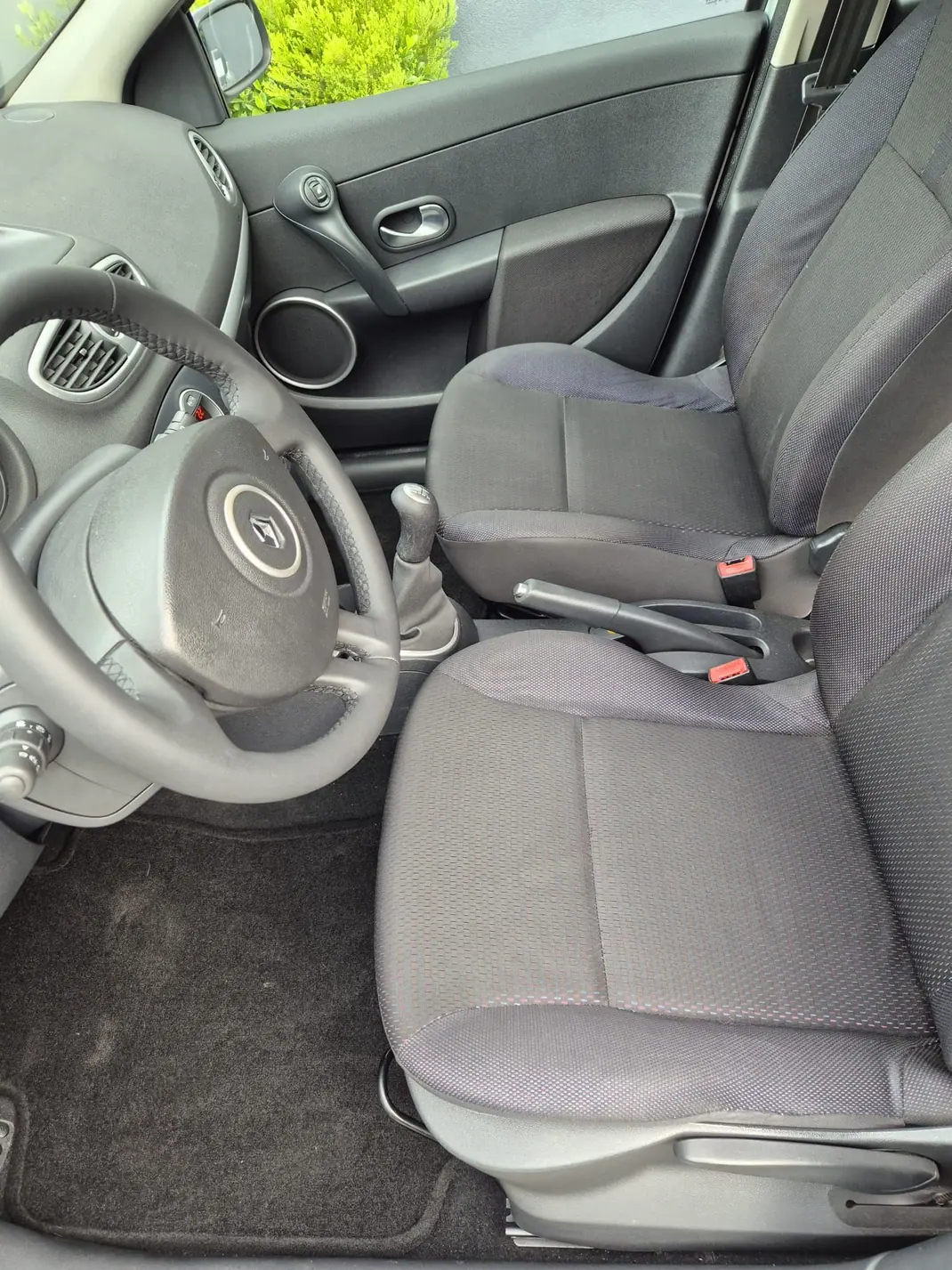 Renault Clio 2006 - 3900 EUR, 233869 km - 233869km - foto 13 de 15