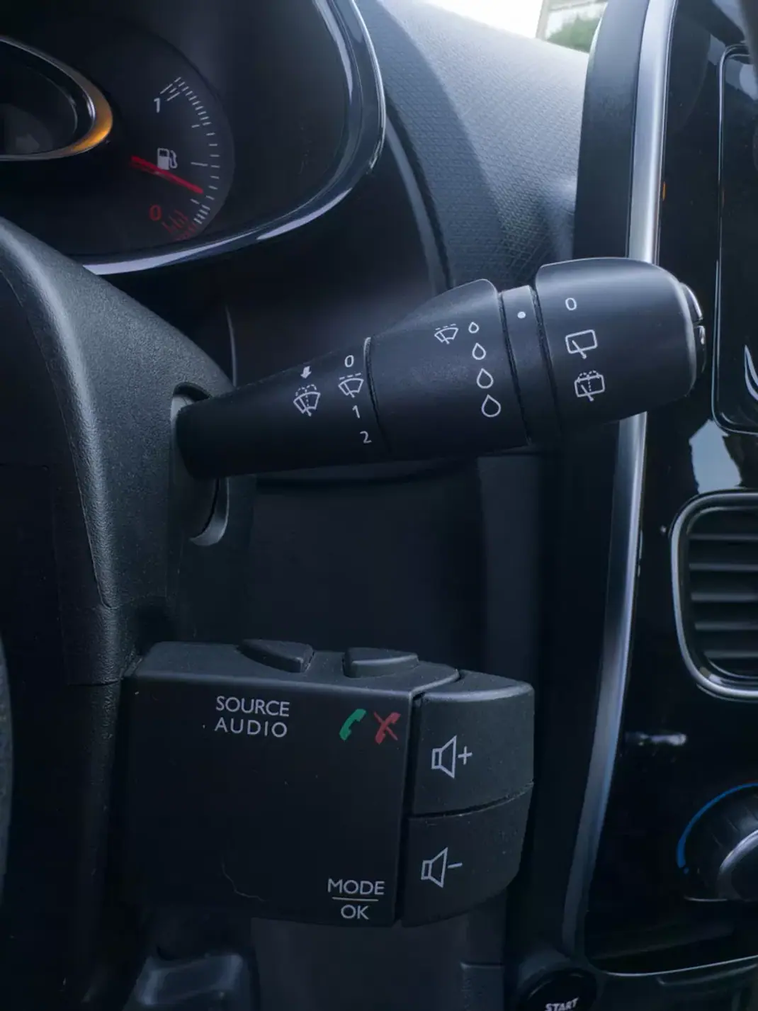 Renault Clio VAN 1.5 Blue DCi AIR NAV 2017 - 8990 EUR, 231000 km - AUTO.MOTO.pt - 231000km - foto 17 de 26