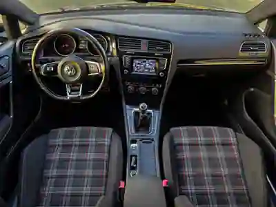 Volkswagen Golf 2013 - 16390 EUR, 196000 km - AUTO.MOTO.pt - 196000km - foto 8 de 12