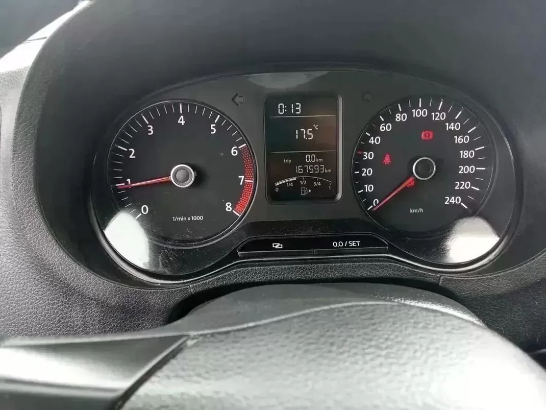 Volkswagen Polo 2010 - 6900 EUR, 167587 km - AUTO.MOTO.pt - 167587km - foto 9 de 13