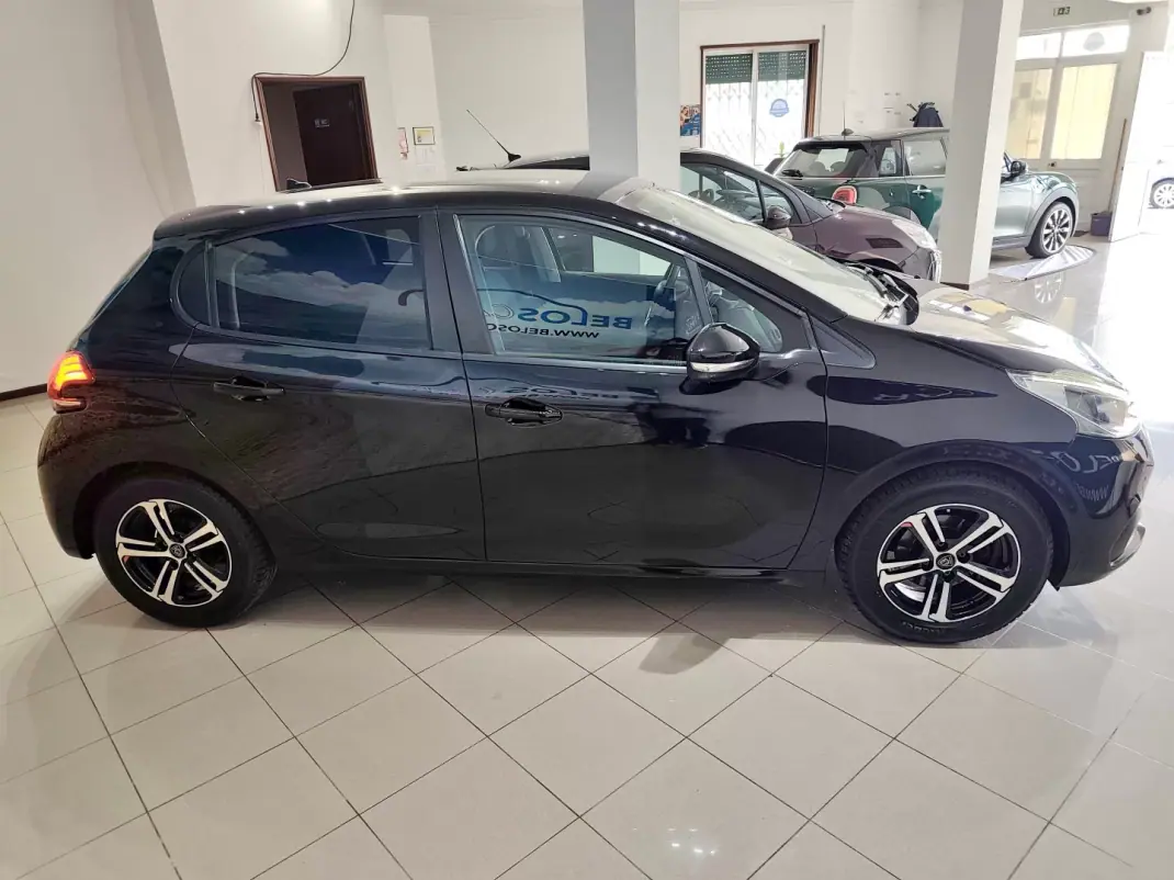 Peugeot 208 2018 - 9750 EUR, 48000 km - AUTO.MOTO.pt - 48000km - foto 9 de 25