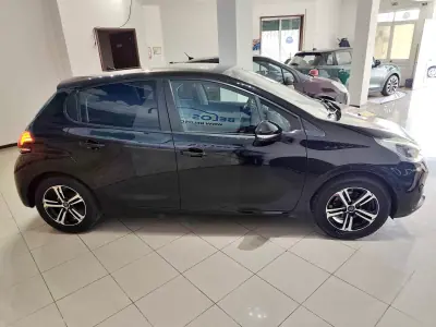 Peugeot 208 2018 - 9750 EUR, 48000 km - AUTO.MOTO.pt - 48000km - foto 9 de 25