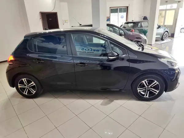 Peugeot 208 2018 - 9750 EUR, 48000 km - AUTO.MOTO.pt - 48000km - foto 9 de 25