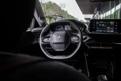 Peugeot e-208 2023 - 17800 EUR, 18457 km - AUTO.MOTO.pt - 18457km - foto 34 de 41