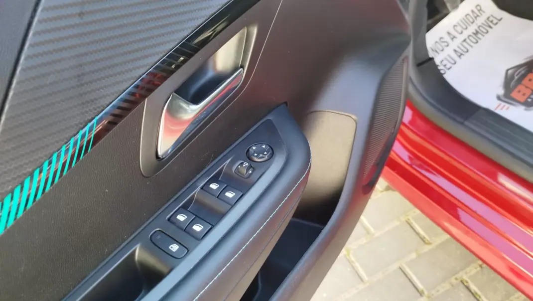 Peugeot 208 2021 - 15950 EUR, 20964 km - AUTO.MOTO.pt - 20964km - foto 10 de 17