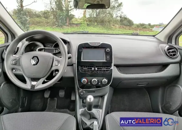 Renault Clio Sport Tourer 2017 - 10950 EUR, 89416 km - AUTO.MOTO.pt - 89416km - foto 11 de 17