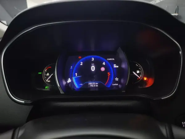 Renault Mégane Sport Tourer 2018 - 14450 EUR, 246155 km - AUTO.MOTO.pt - 246155km - foto 27 de 37
