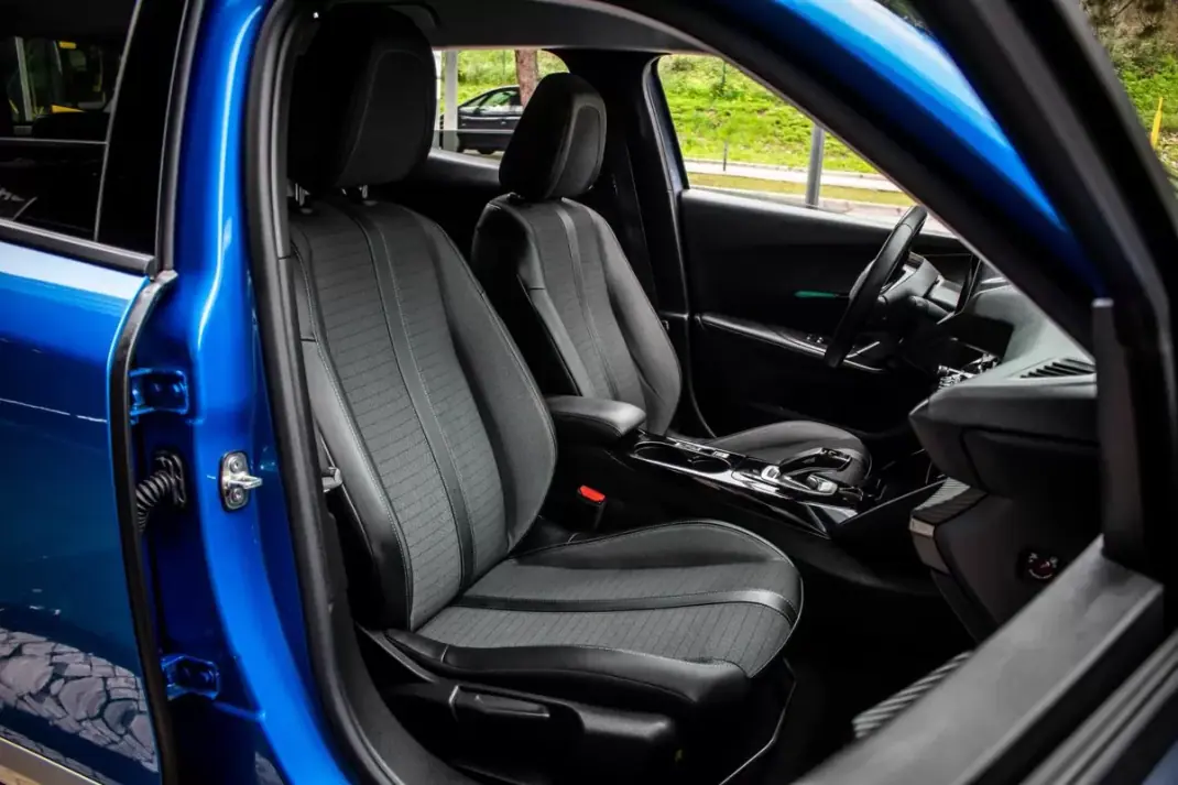 Peugeot e-2008 2021 - 20850 EUR, 60050 km - AUTO.MOTO.pt - 60050km - foto 27 de 44