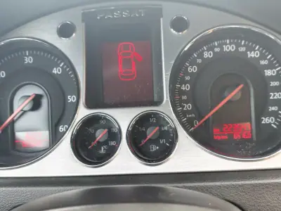 Volkswagen Passat 2008 - 8500 EUR, 223000 km - AUTO.MOTO.pt - 223000km - foto 15 de 17