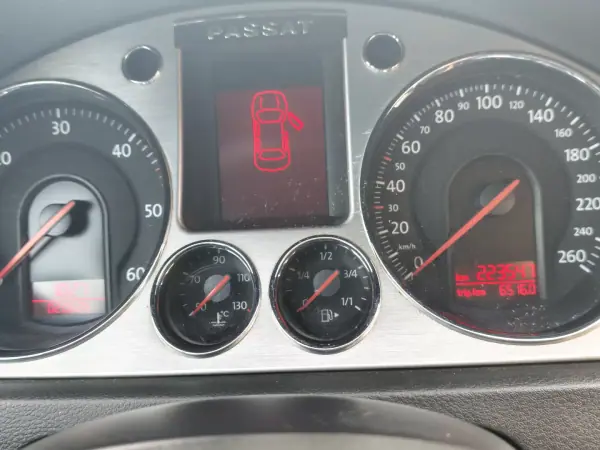 Volkswagen Passat 2008 - 8500 EUR, 223000 km - AUTO.MOTO.pt - 223000km - foto 15 de 17