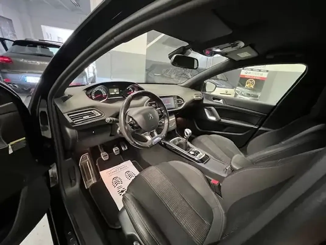 Peugeot 308 2018 - 12250 EUR, 218000 km - AUTO.MOTO.pt - 218000km - foto 8 de 10