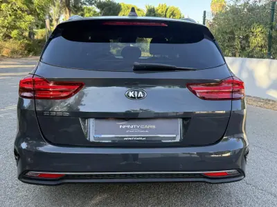 Kia Ceed SW 2018 - 12999 EUR, 120000 km - AUTO.MOTO.pt - 120000km - foto 9 de 17