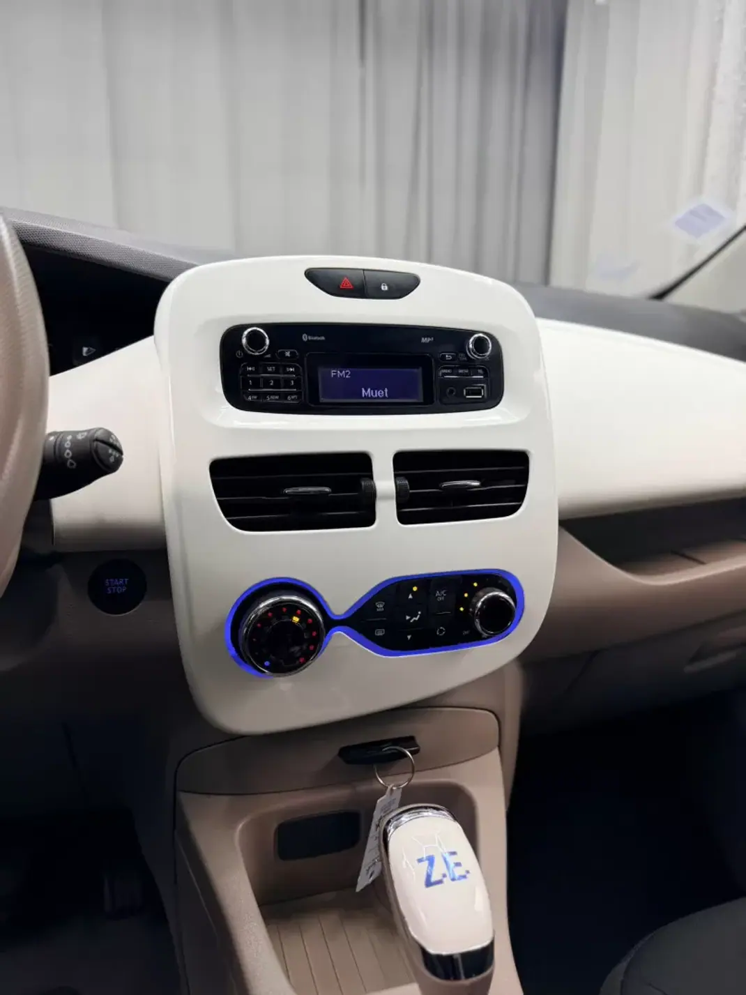 Renault Zoe 2017 - 10500 EUR, 57000 km - AUTO.MOTO.pt - 57000km - foto 10 de 17