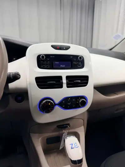 Renault Zoe 2017 - 10500 EUR, 57000 km - AUTO.MOTO.pt - 57000km - foto 10 de 17