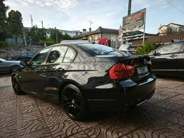 BMW 318 2010 - 8900 EUR, 360000 km - AUTO.MOTO.pt - 360000km - foto 10 de 27