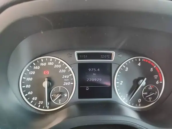 Mercedes-Benz B 180 2012 - 10990 EUR, 221000 km - AUTO.MOTO.pt - 221000km - foto 29 de 35
